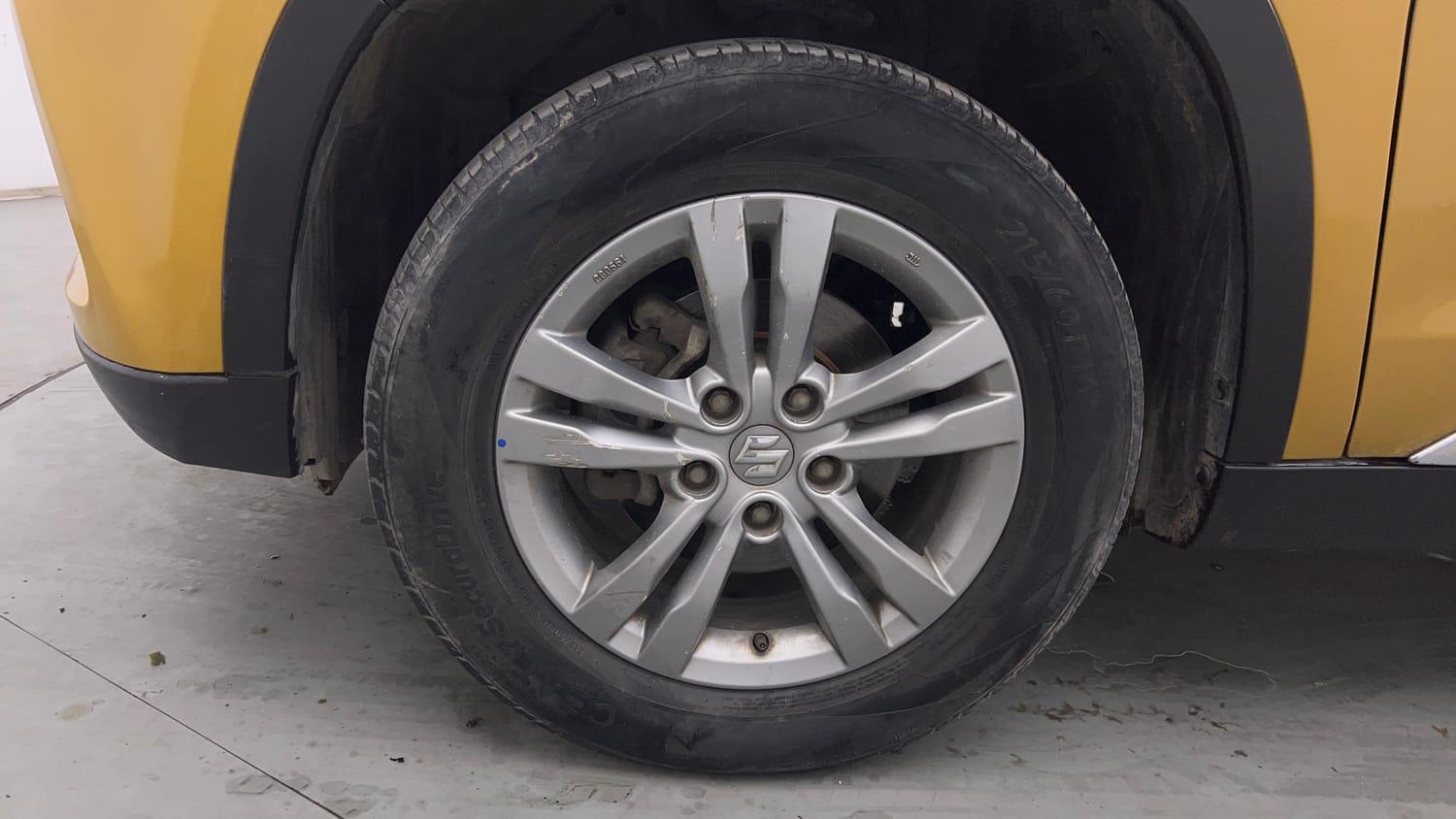 Used 2017 Maruti Suzuki Vitara Brezza [2016-2020] ZDi Diesel Manual tyres LEFT FRONT TYRE RIM VIEW
