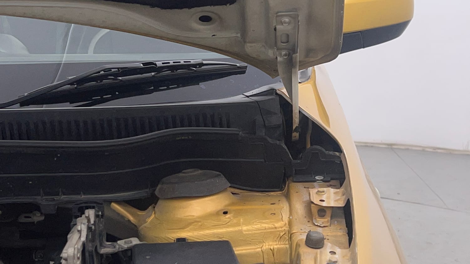 Used 2017 Maruti Suzuki Vitara Brezza [2016-2020] ZDi Diesel Manual engine ENGINE LEFT SIDE HINGE & APRON VIEW