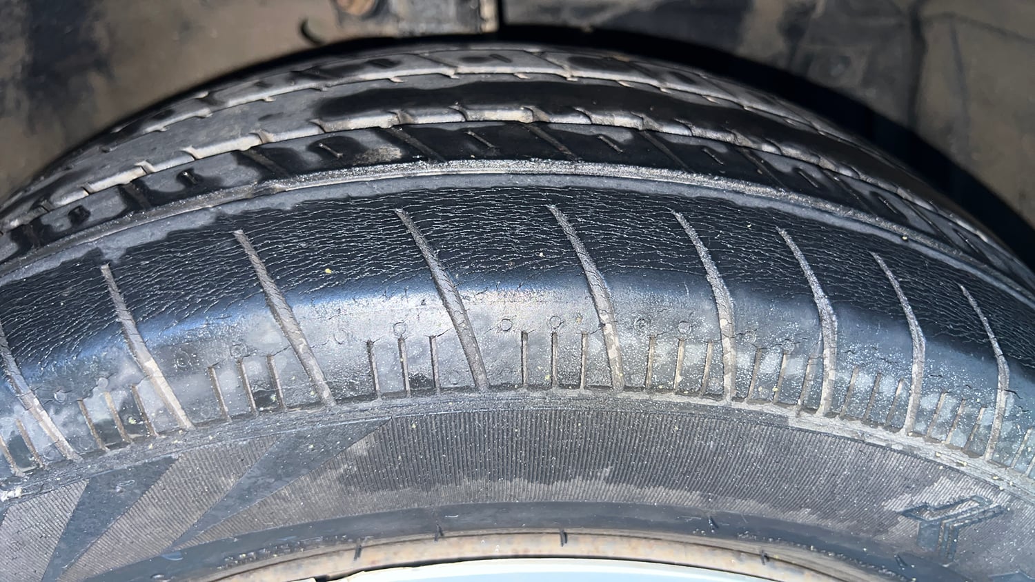 Used 2016 Maruti Suzuki Ertiga VXI Petrol Manual tyres RIGHT FRONT TYRE TREAD VIEW