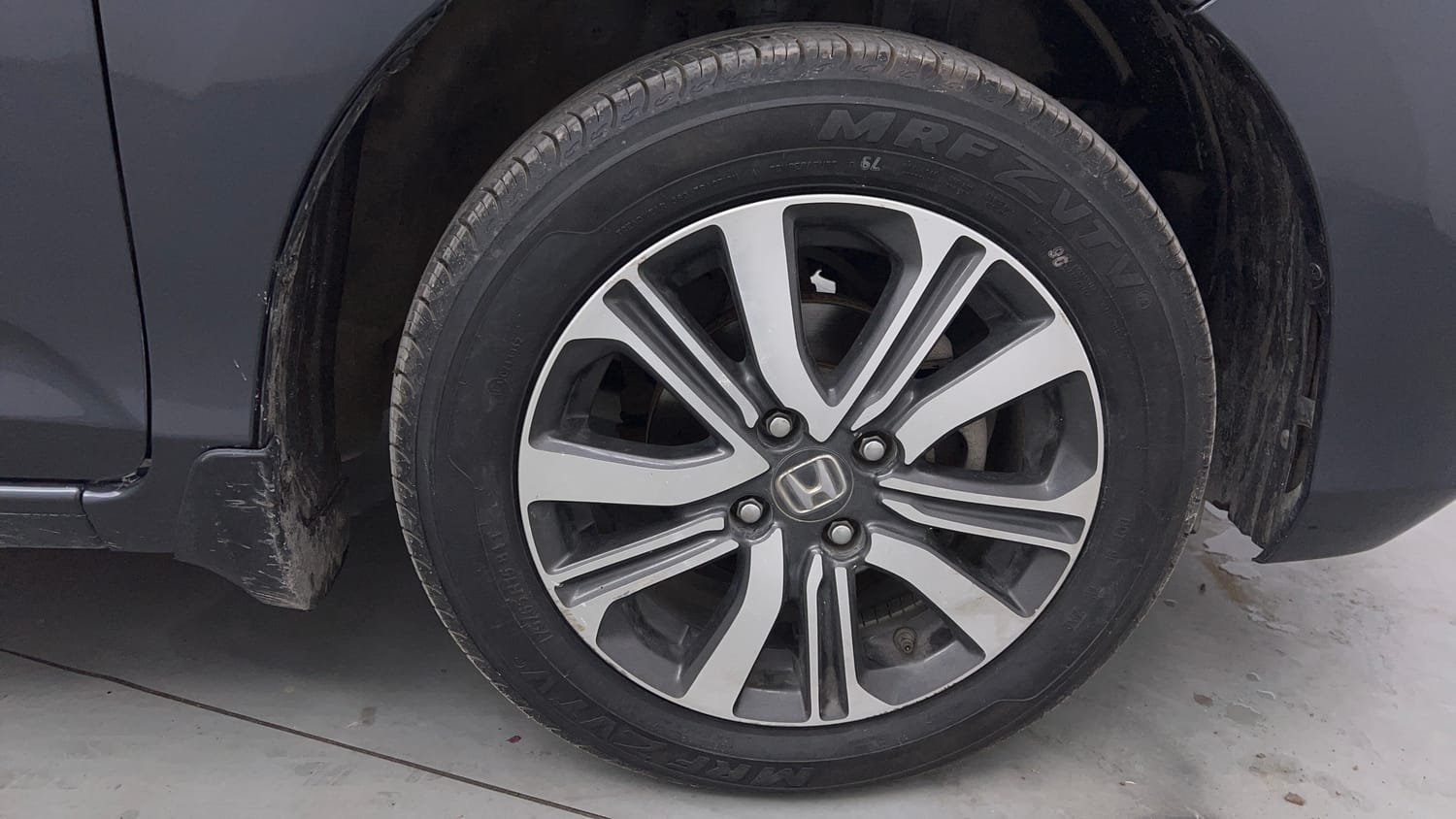 Used 2023 Honda Amaze VX 1.2 Petrol CVT Petrol Automatic tyres RIGHT FRONT TYRE RIM VIEW