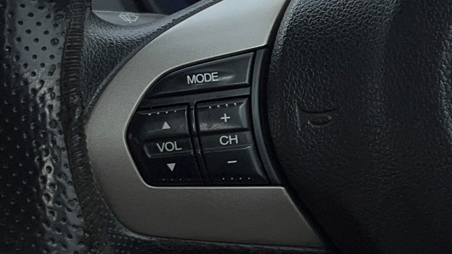 Used 2017 Honda Amaze 1.2 S i-VTEC Opt Petrol Manual top_features Steering mounted controls