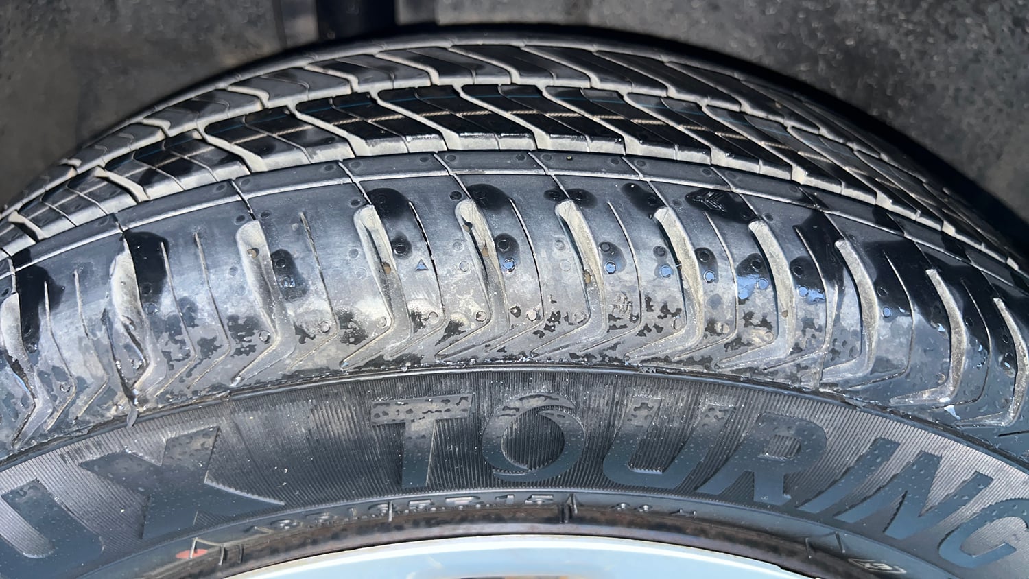 Used 2016 Maruti Suzuki Ertiga VXI Petrol Manual tyres RIGHT REAR TYRE TREAD VIEW