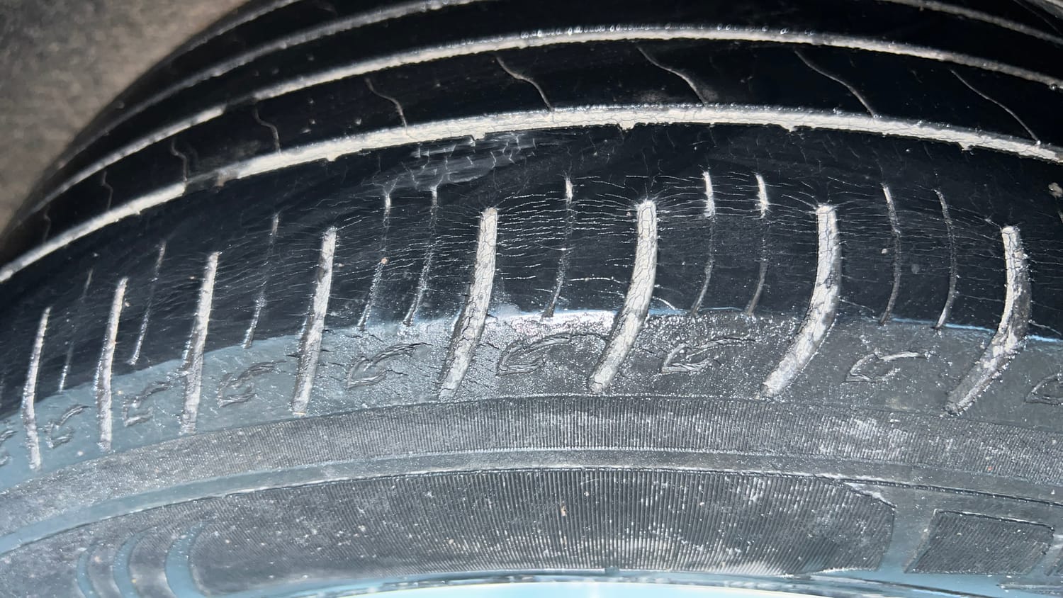 Used 2020 Maruti Suzuki Vitara Brezza ZXi Plus AT SHVS Petrol Automatic tyres LEFT REAR TYRE TREAD VIEW
