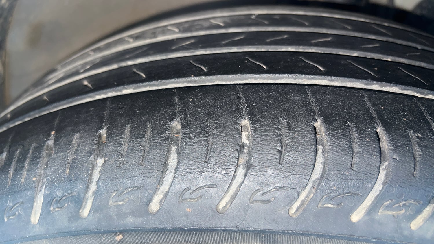Used 2023 Kia Carens Luxury Plus 1.5 Diesel iMT 7 STR Diesel Manual tyres RIGHT FRONT TYRE TREAD VIEW