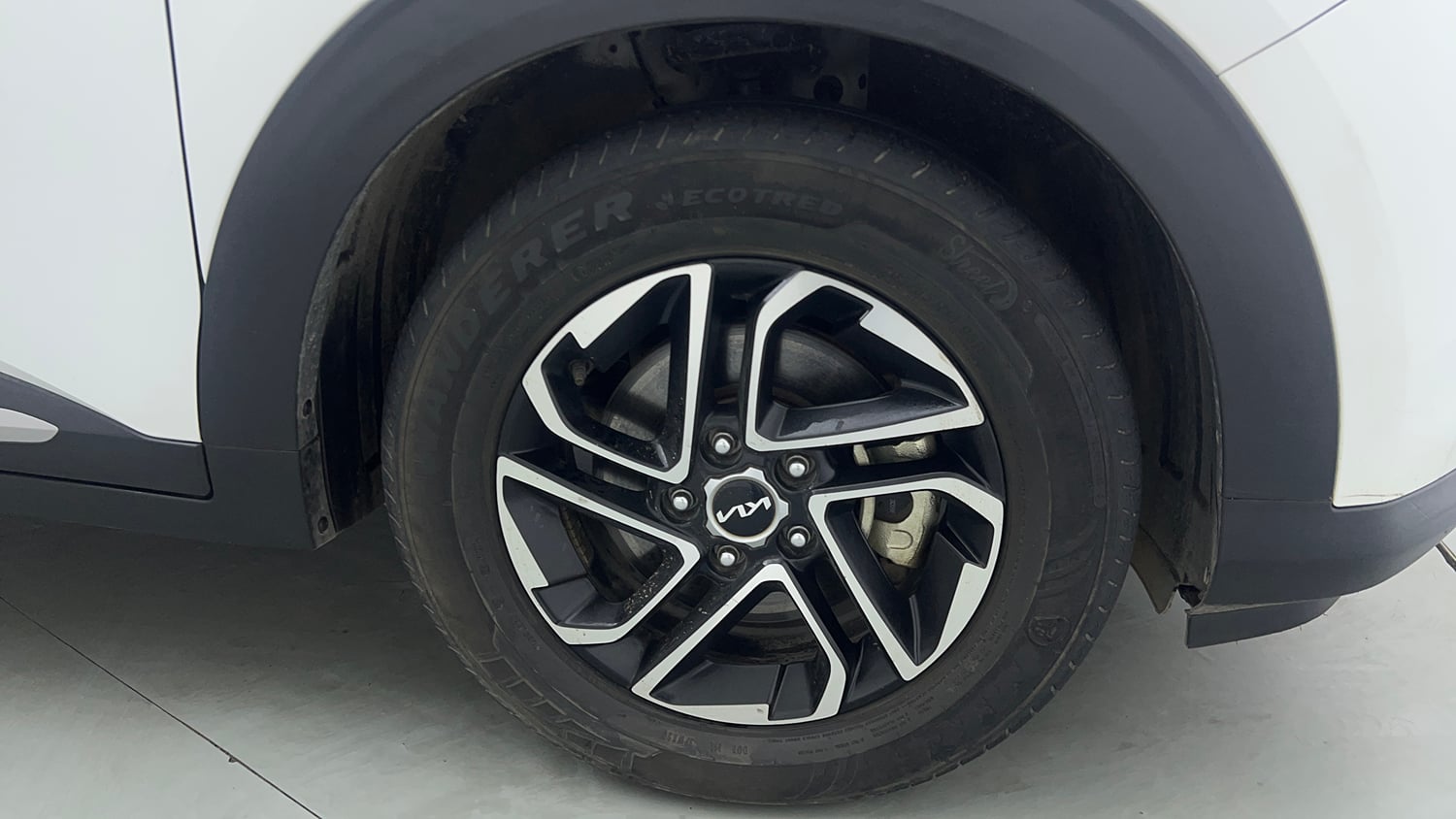 Used 2023 Kia Carens Luxury Plus 1.5 Diesel iMT 7 STR Diesel Manual tyres RIGHT FRONT TYRE RIM VIEW