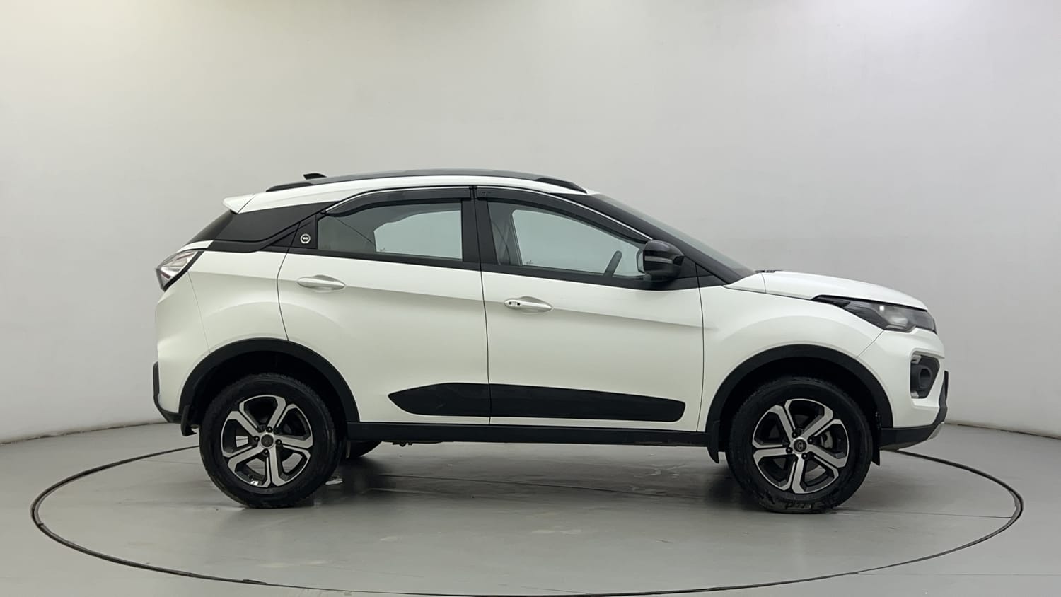 Used 2023 Tata Nexon XZ Plus LUX Petrol Manual exterior RIGHT SIDE VIEW