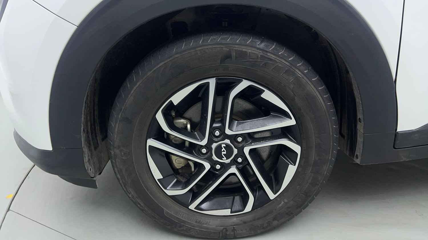 Used 2023 Kia Carens Luxury Plus 1.5 Diesel iMT 7 STR Diesel Manual tyres LEFT FRONT TYRE RIM VIEW