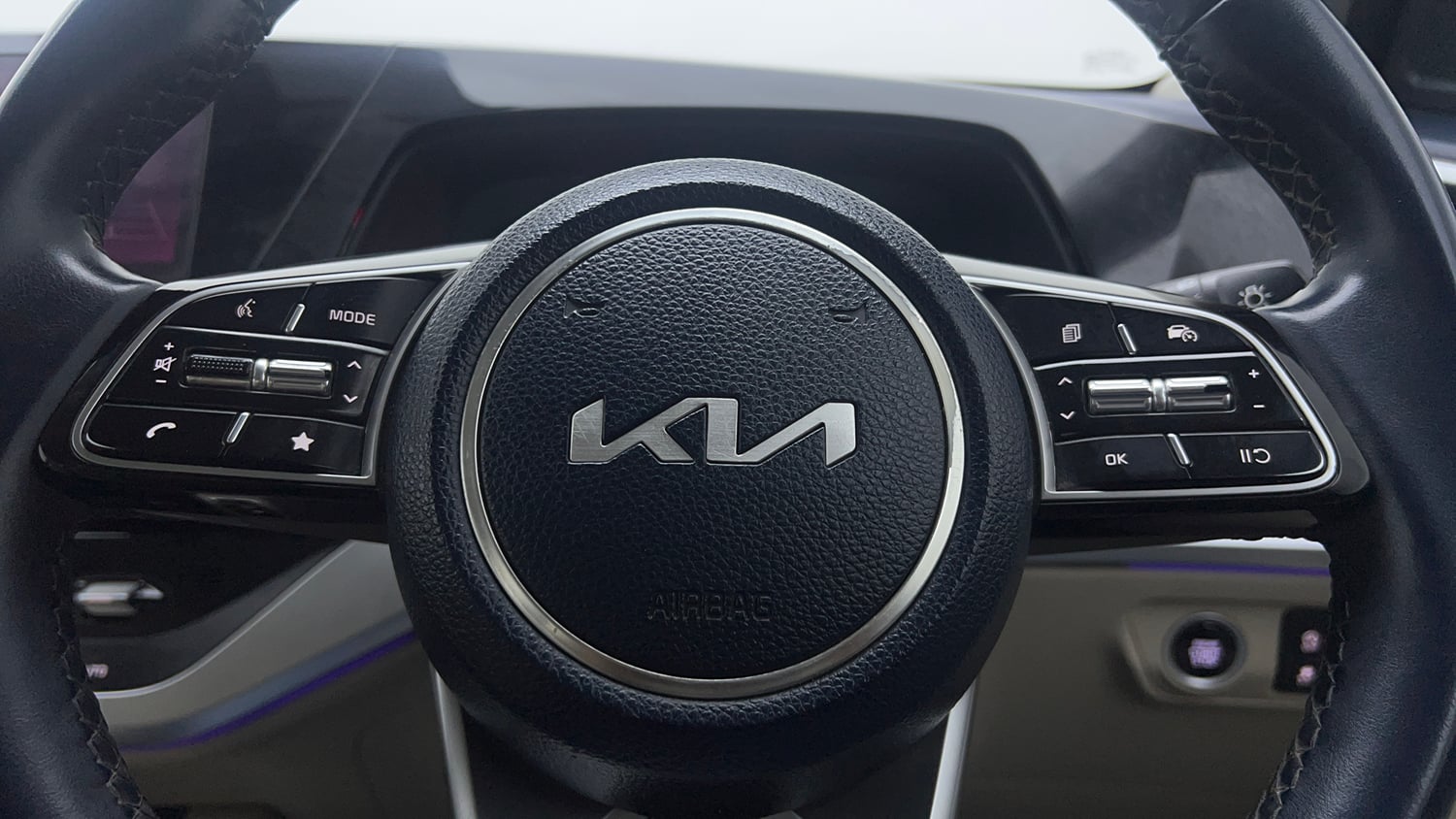 Used 2023 Kia Carens Luxury Plus 1.5 Diesel iMT 7 STR Diesel Manual top_features Cruise control
