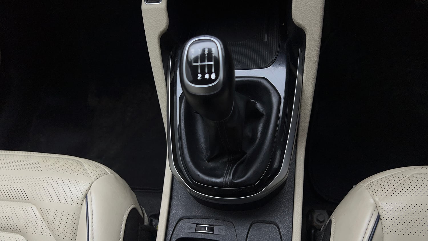 Used 2023 Kia Carens Luxury Plus 1.5 Diesel iMT 7 STR Diesel Manual interior GEAR  KNOB VIEW