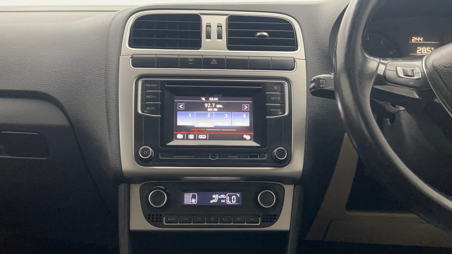 Used 2016 Volkswagen Polo Highline1.2L (P) Petrol Manual interior MUSIC SYSTEM & AC CONTROL VIEW