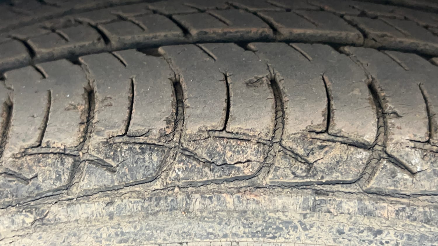 Used 2016 Volkswagen Polo Highline1.2L (P) Petrol Manual tyres LEFT FRONT TYRE TREAD VIEW