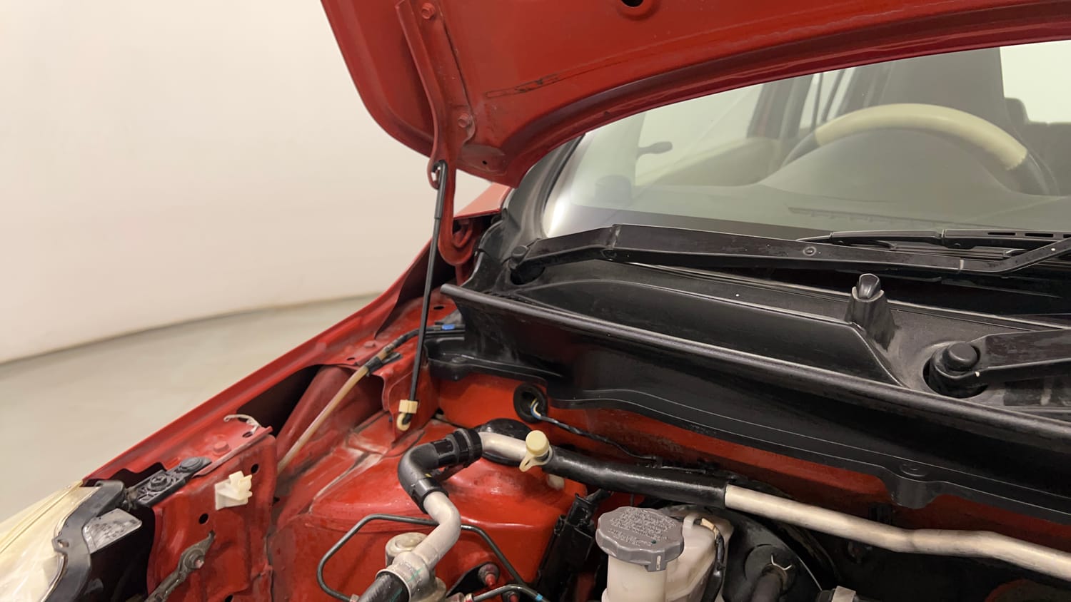 Used 2014 Maruti Suzuki Celerio VXi AMT Petrol Automatic engine ENGINE RIGHT SIDE HINGE & APRON VIEW