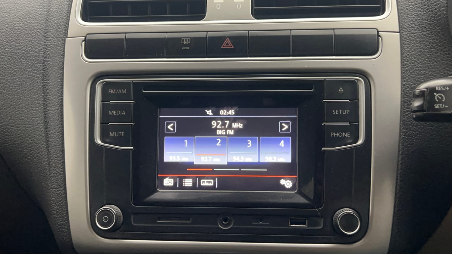 Used 2016 Volkswagen Polo Highline1.2L (P) Petrol Manual top_features Touch screen infotainment system