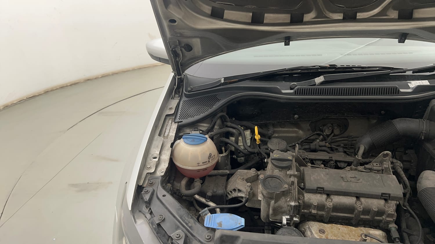 Used 2016 Volkswagen Polo Highline1.2L (P) Petrol Manual engine ENGINE RIGHT SIDE HINGE & APRON VIEW