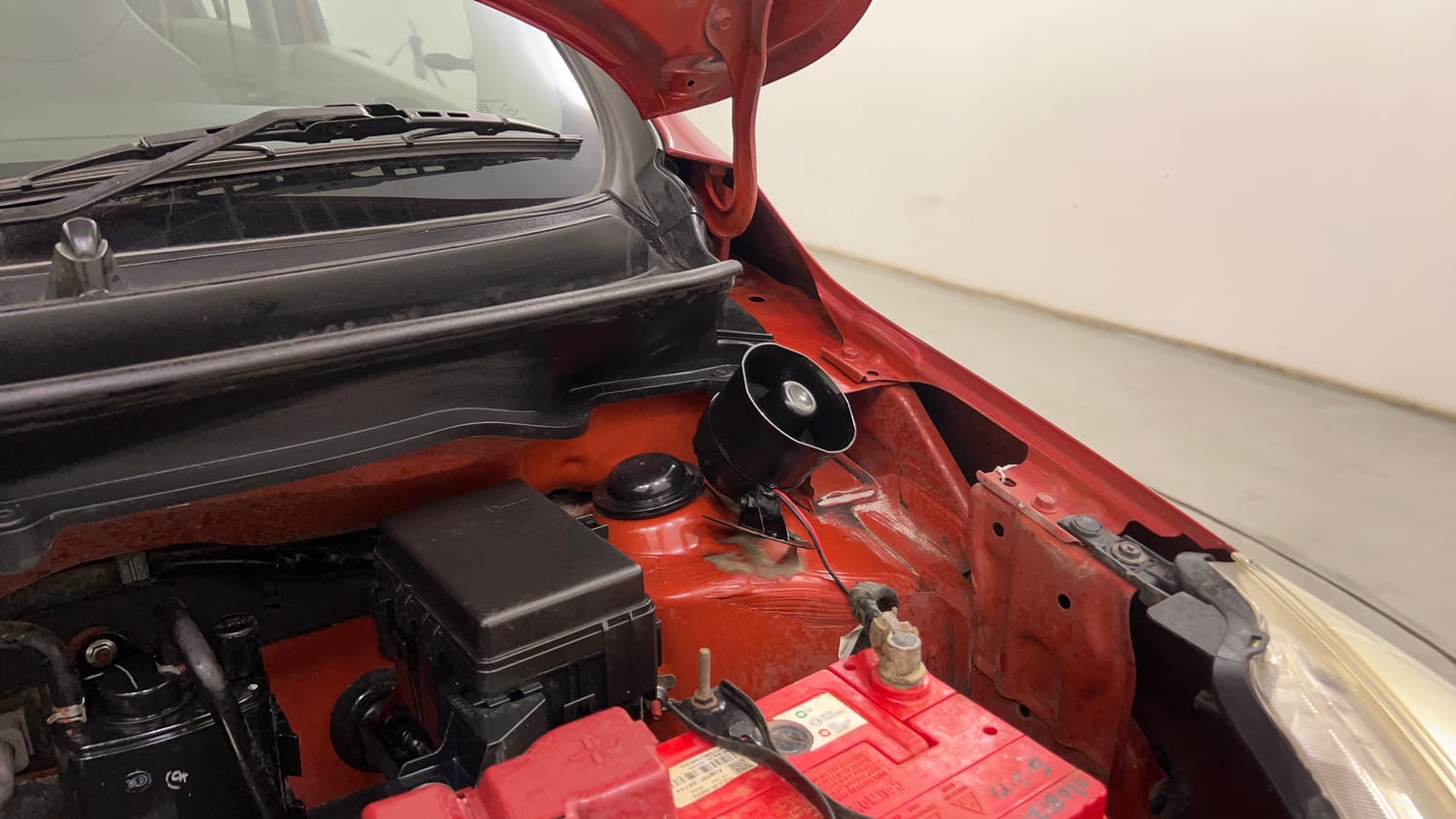 Used 2014 Maruti Suzuki Celerio VXi AMT Petrol Automatic engine ENGINE LEFT SIDE HINGE & APRON VIEW