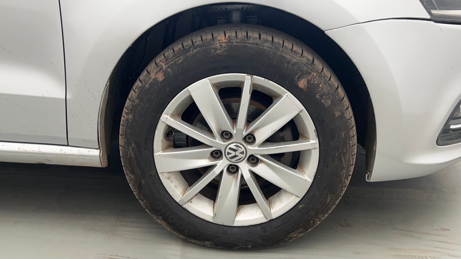 Used 2016 Volkswagen Polo Highline1.2L (P) Petrol Manual tyres RIGHT FRONT TYRE RIM VIEW