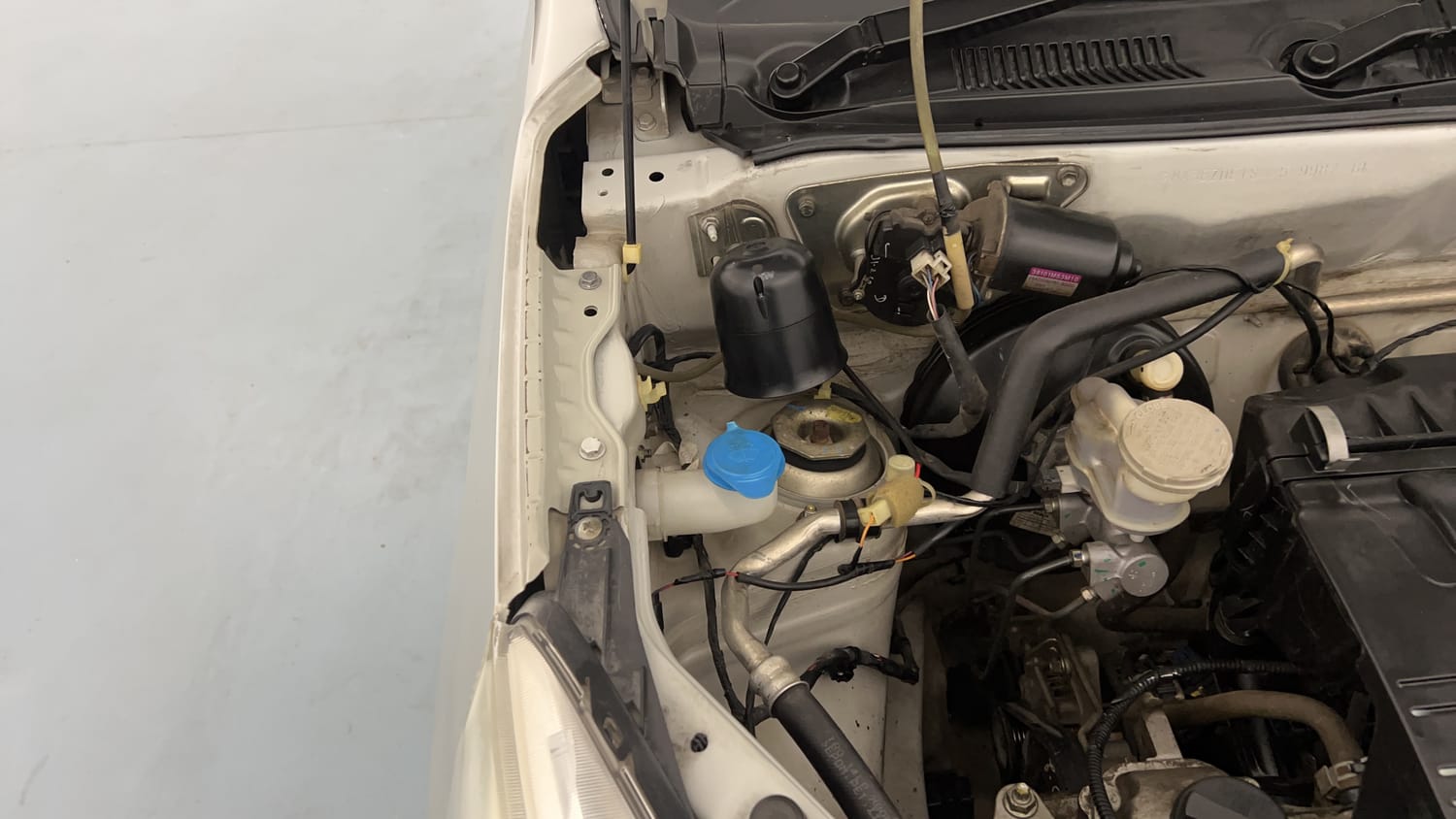 Used 2019 Maruti Suzuki Alto K10 VXi Petrol Manual engine ENGINE RIGHT SIDE HINGE & APRON VIEW