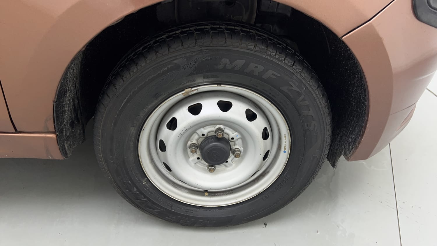 Used 2018 Tata Tigor Revotron XE Petrol Manual tyres RIGHT FRONT TYRE RIM VIEW