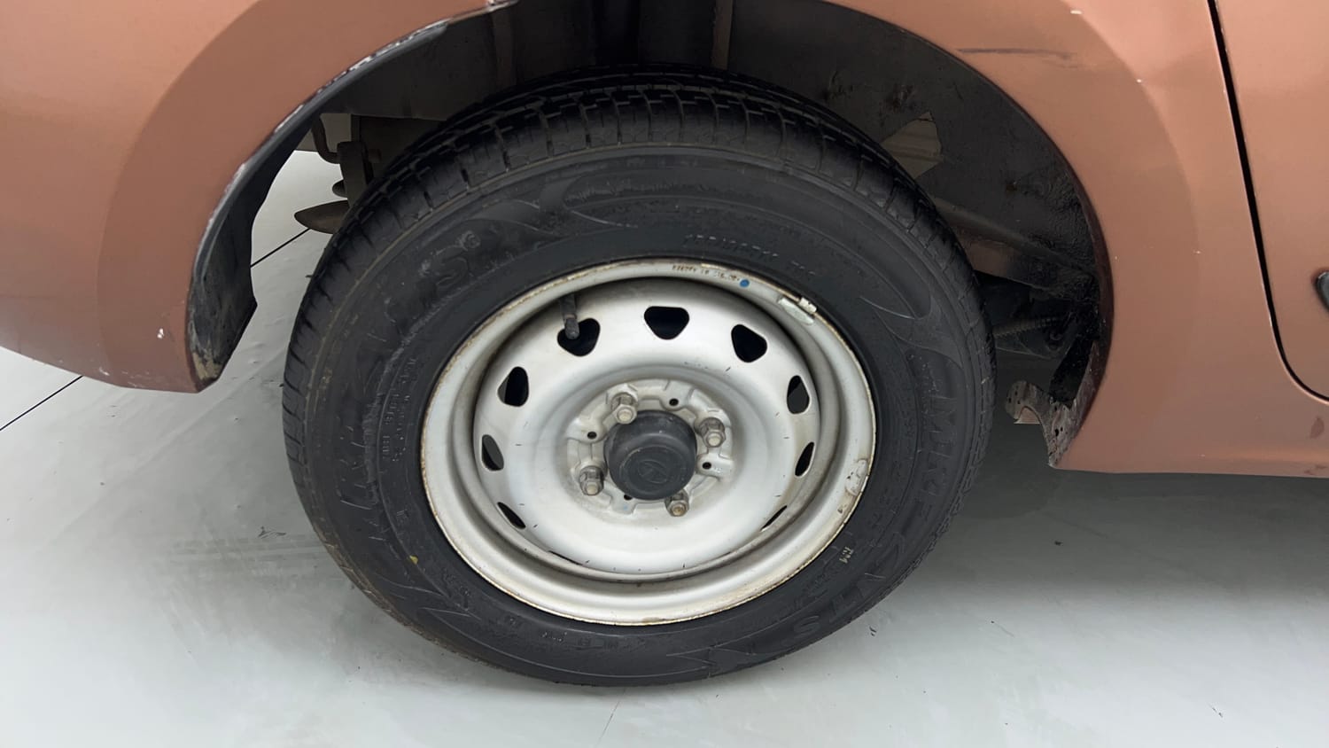 Used 2018 Tata Tigor Revotron XE Petrol Manual tyres RIGHT REAR TYRE RIM VIEW