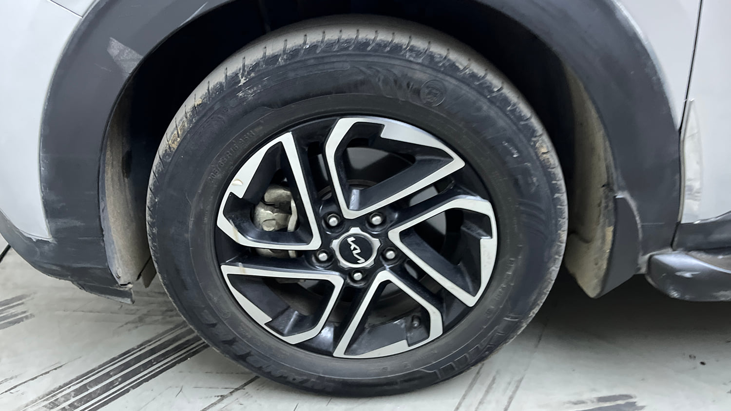 Used 2023 Kia Carens Luxury Plus 1.5 Diesel AT 7 STR Diesel Automatic tyres LEFT FRONT TYRE RIM VIEW