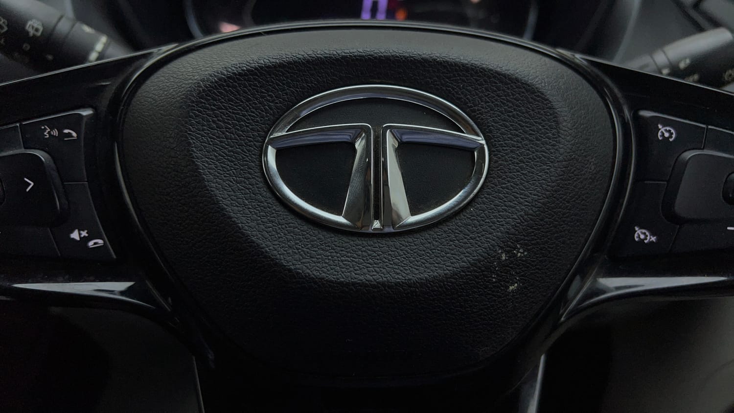 Used 2021 Tata Nexon XZ Plus (O) Petrol Manual top_features Airbags