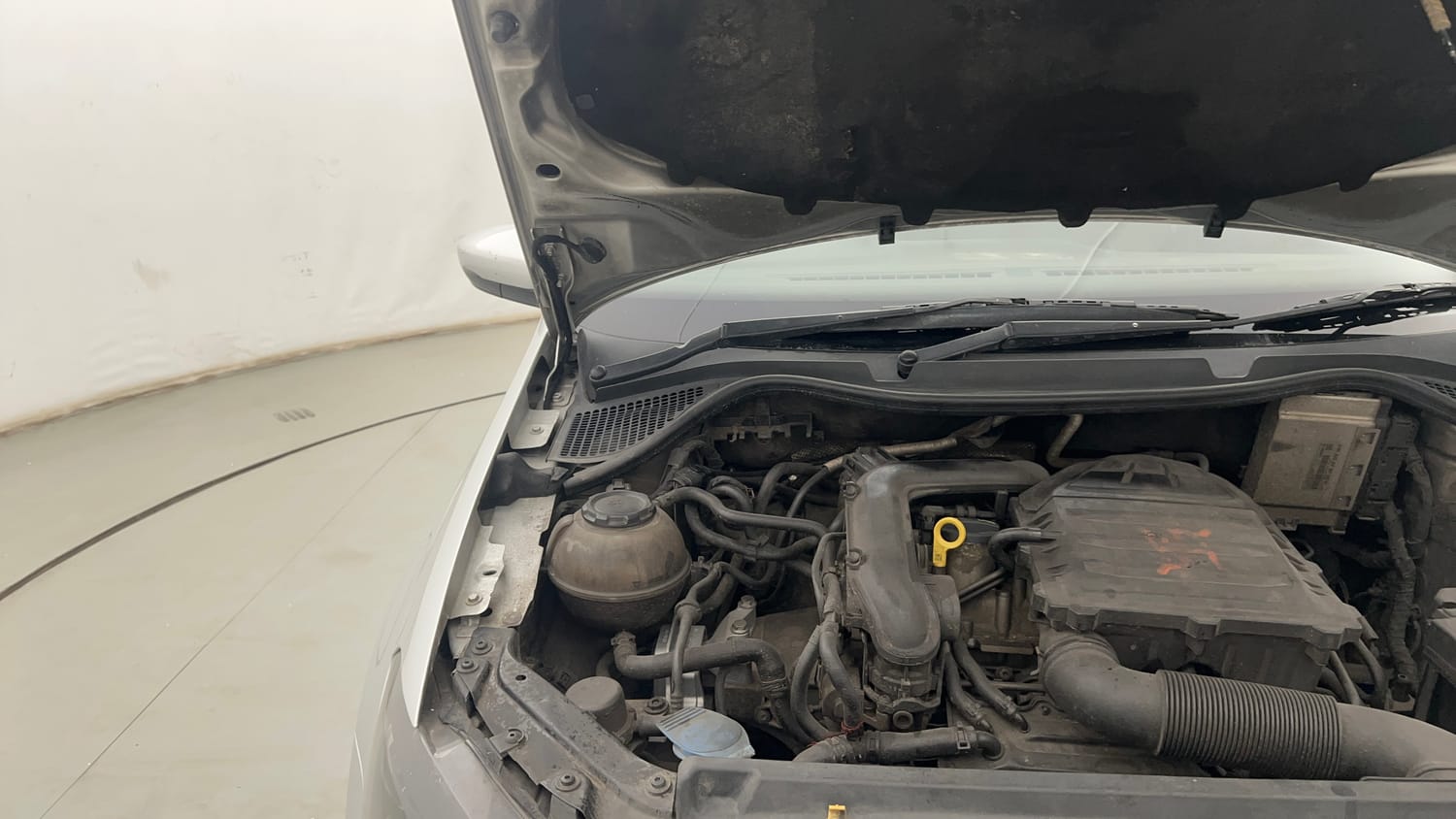 Used 2021 Volkswagen Vento Highline 1.0L TSI Petrol Manual engine ENGINE RIGHT SIDE HINGE & APRON VIEW