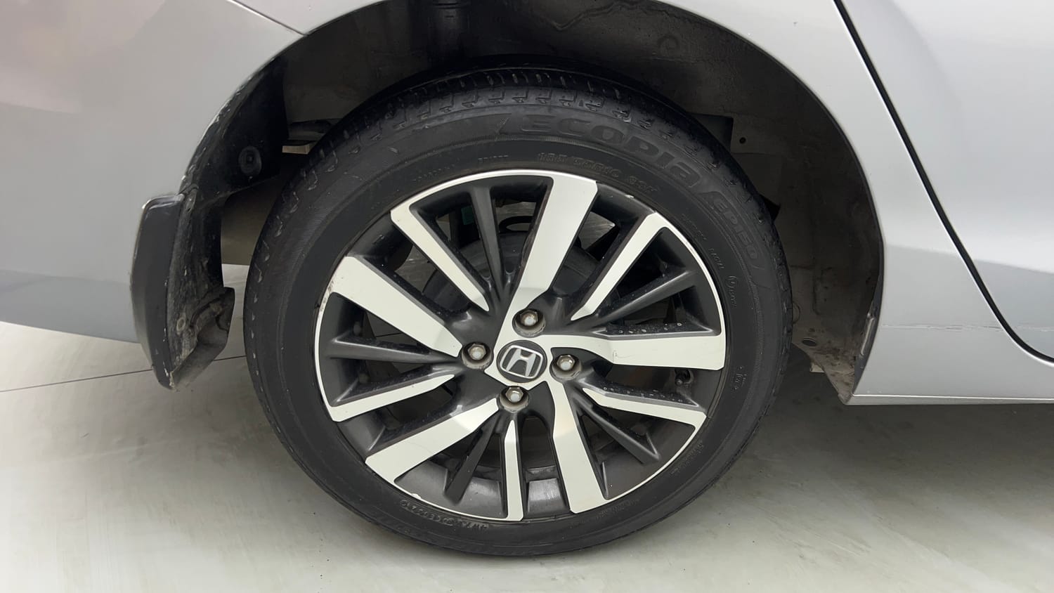 Used 2021 Honda City ZX CVT Petrol Petrol Automatic tyres RIGHT REAR TYRE RIM VIEW