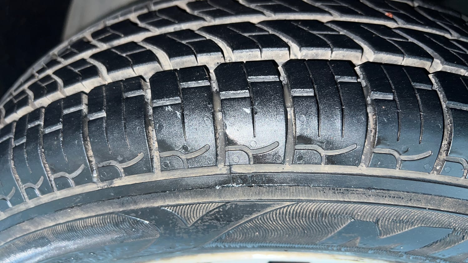 Used 2018 Tata Tigor Revotron XE Petrol Manual tyres LEFT FRONT TYRE TREAD VIEW