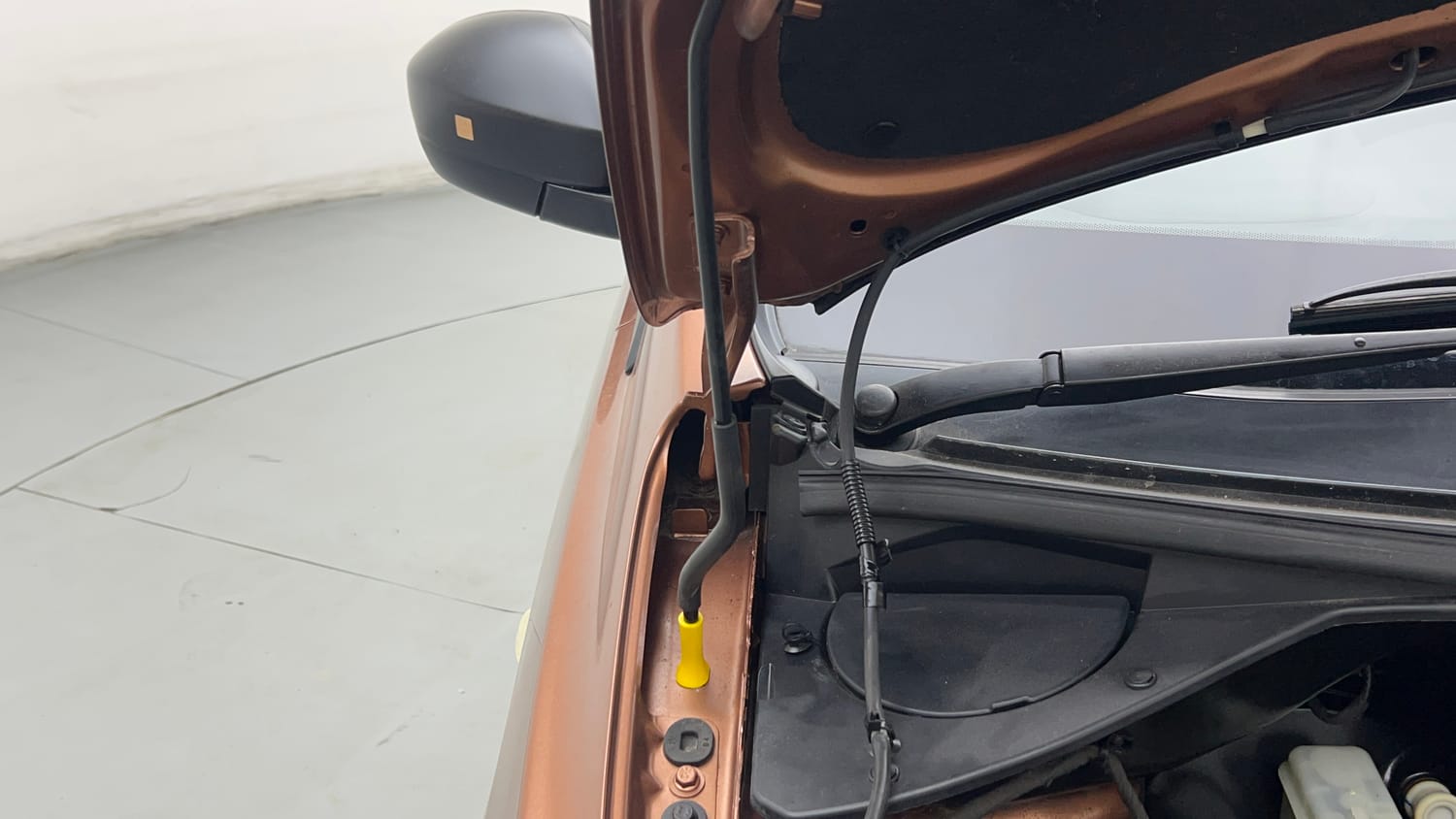Used 2018 Tata Tigor Revotron XE Petrol Manual engine ENGINE RIGHT SIDE HINGE & APRON VIEW