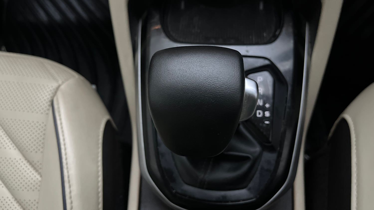 Used 2023 Kia Carens Luxury Plus 1.5 Diesel AT 7 STR Diesel Automatic interior GEAR  KNOB VIEW