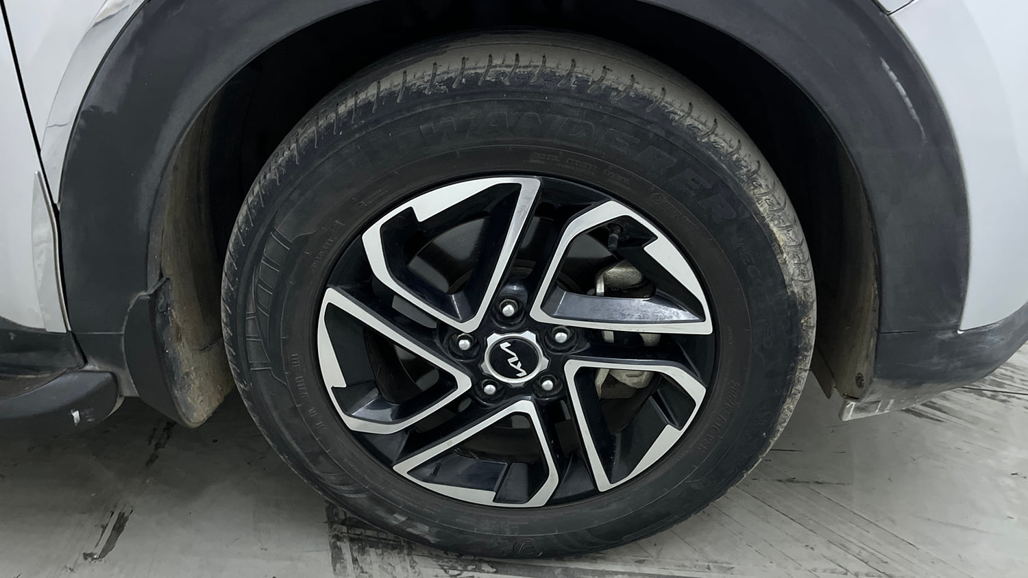 Used 2023 Kia Carens Luxury Plus 1.5 Diesel AT 7 STR Diesel Automatic tyres RIGHT FRONT TYRE RIM VIEW