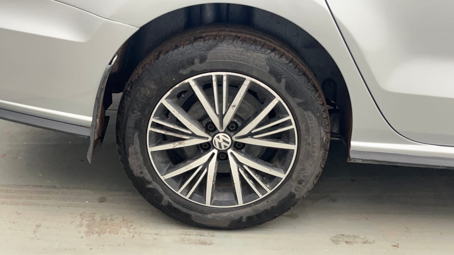 Used 2021 Volkswagen Vento Highline 1.0L TSI Petrol Manual tyres RIGHT REAR TYRE RIM VIEW