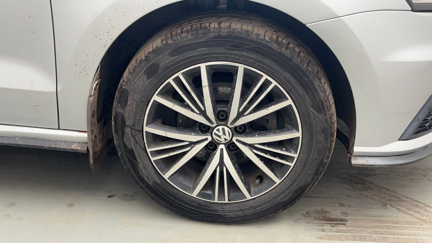 Used 2021 Volkswagen Vento Highline 1.0L TSI Petrol Manual tyres RIGHT FRONT TYRE RIM VIEW