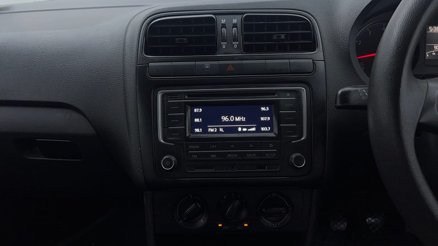 Used 2020 Volkswagen Polo Comfortline 1.0L (P) Petrol Manual top_features Integrated (in-dash) music system