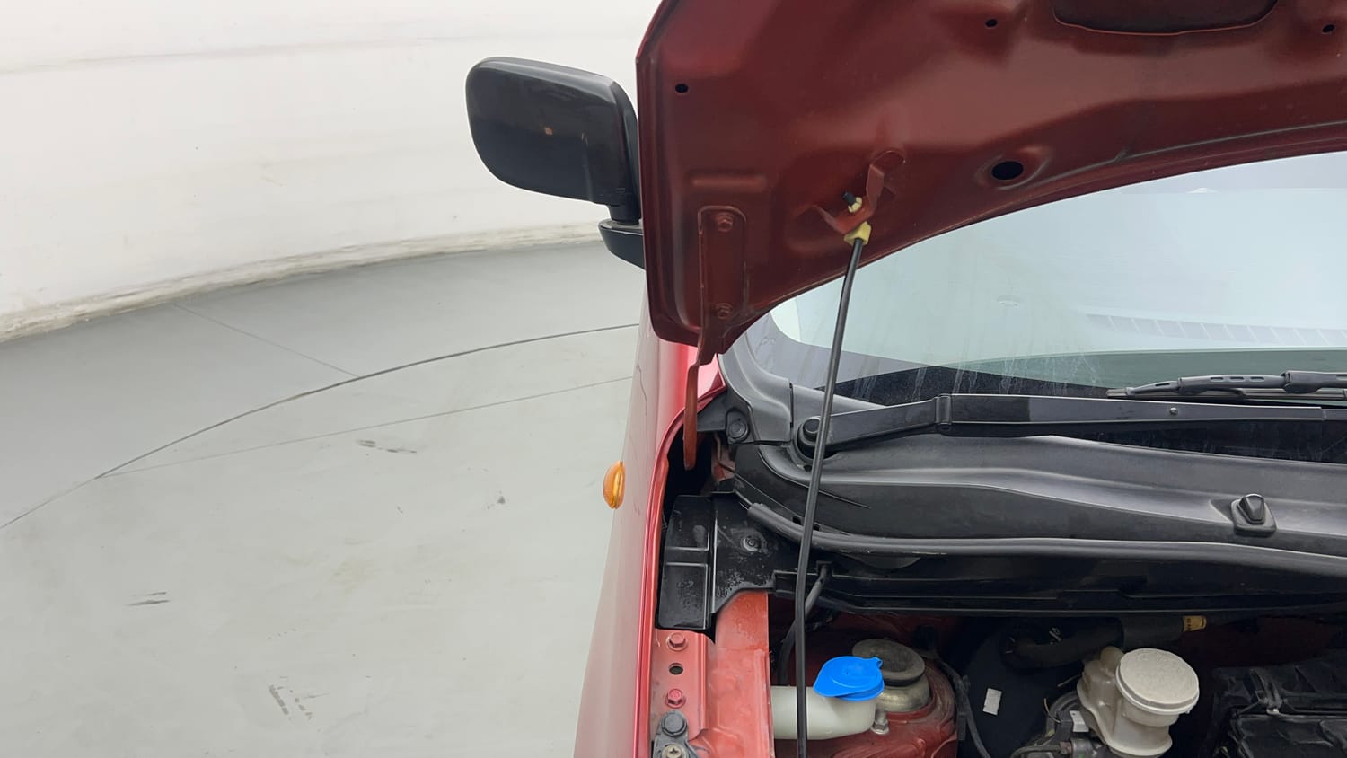Used 2014 Maruti Suzuki Wagon R LXI Petrol Manual engine ENGINE RIGHT SIDE HINGE & APRON VIEW