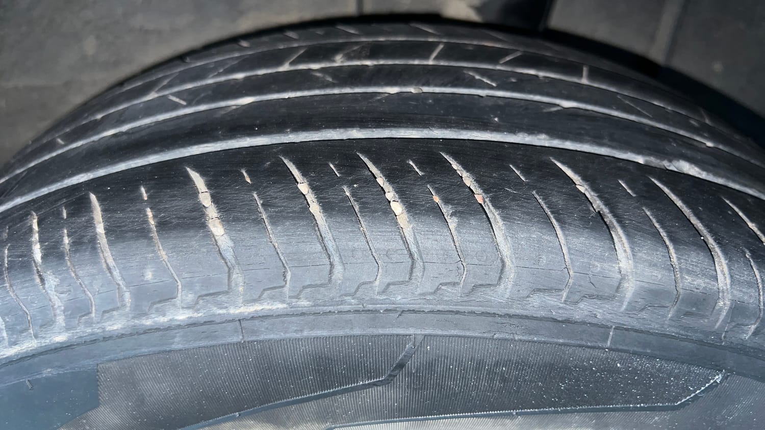 Used 2023 Nissan Magnite XV Petrol Manual tyres LEFT REAR TYRE TREAD VIEW