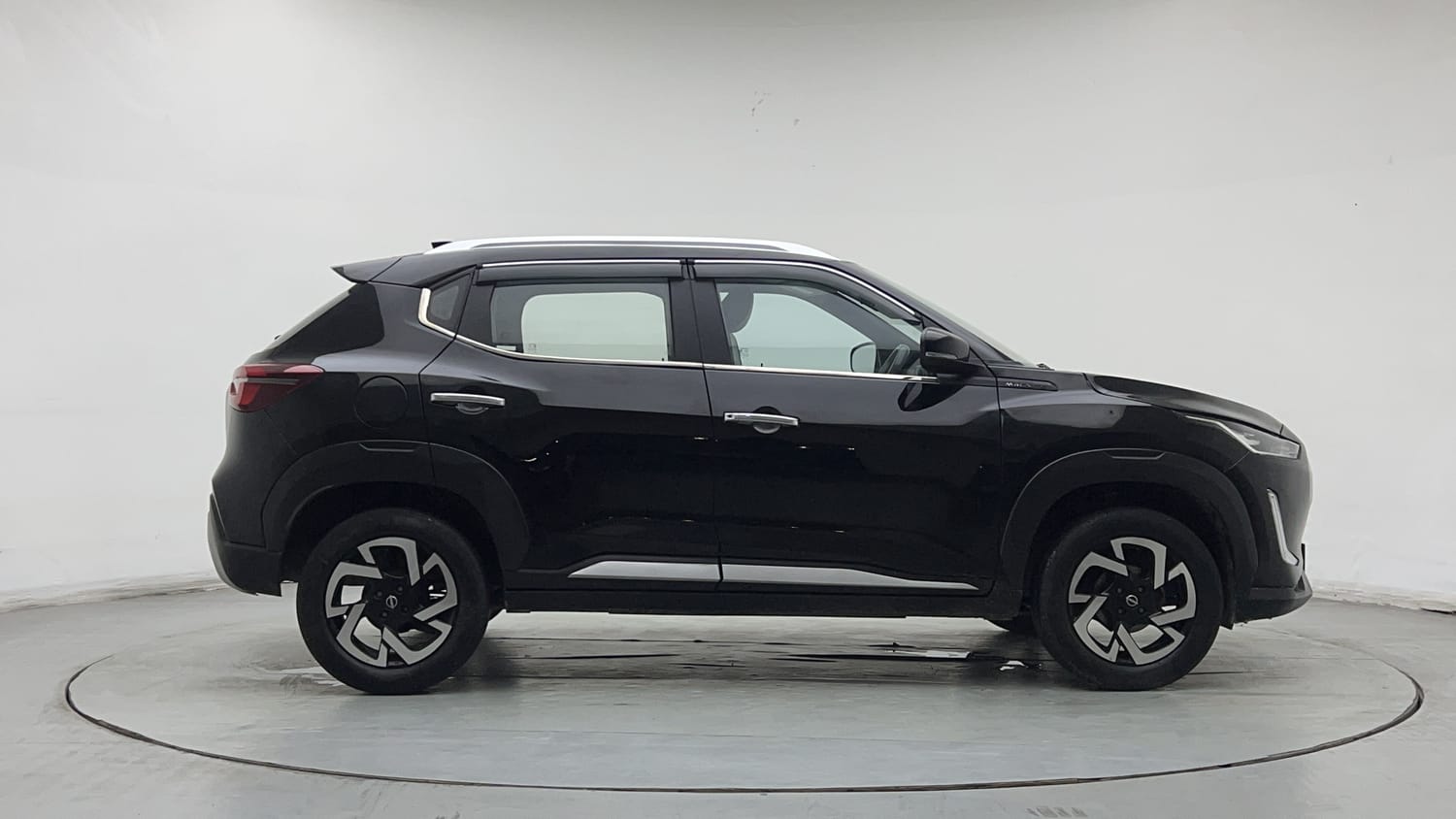 Used 2023 Nissan Magnite XV Petrol Manual exterior RIGHT SIDE VIEW