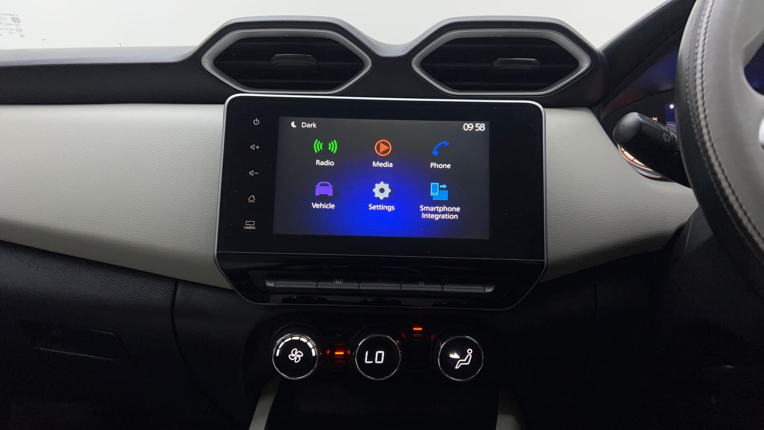 Used 2023 Nissan Magnite XV Petrol Manual interior MUSIC SYSTEM & AC CONTROL VIEW