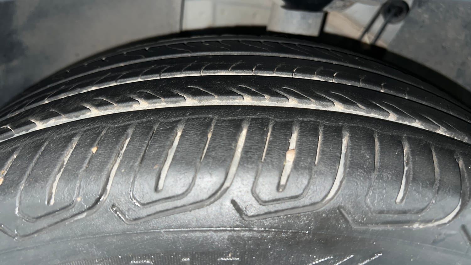 Used 2025 Volkswagen Taigun Topline 1.0 TSI AT Petrol Automatic tyres LEFT FRONT TYRE TREAD VIEW