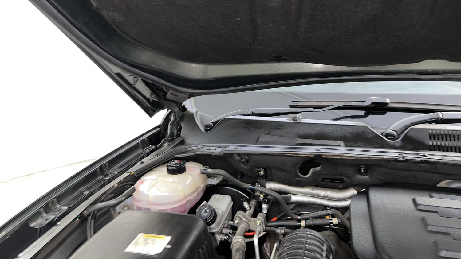 Used 2024 Mahindra Scorpio N Z8 Petrol MT 7 STR Petrol Manual engine ENGINE RIGHT SIDE HINGE & APRON VIEW