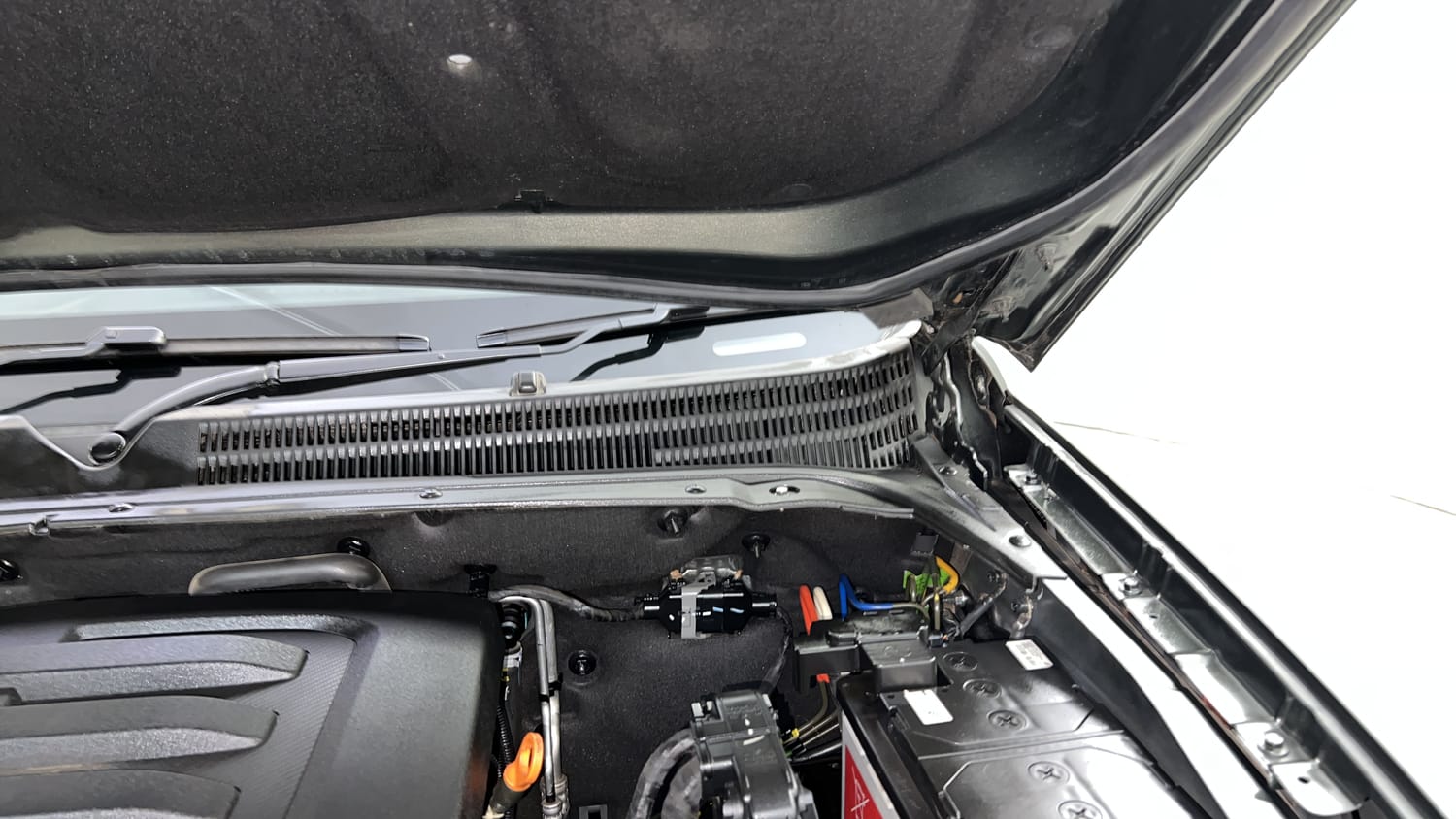 Used 2024 Mahindra Scorpio N Z8 Petrol MT 7 STR Petrol Manual engine ENGINE LEFT SIDE HINGE & APRON VIEW