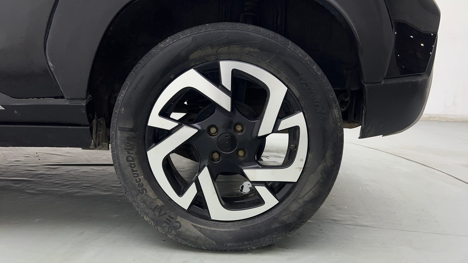 Used 2023 Nissan Magnite XV Petrol Manual tyres LEFT REAR TYRE RIM VIEW