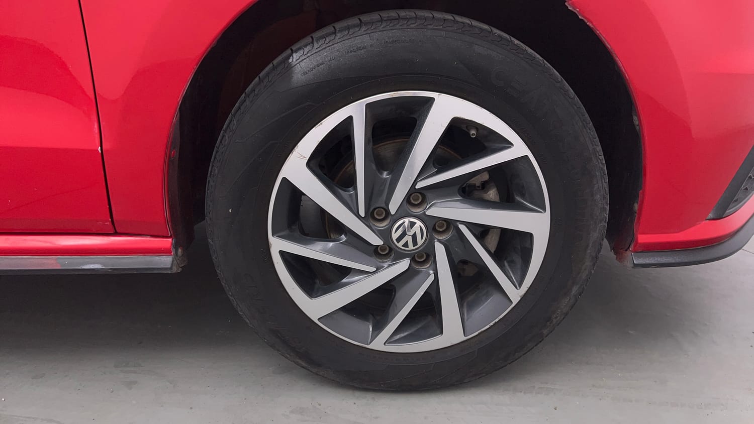 Used 2020 Volkswagen Polo Comfortline 1.0L (P) Petrol Manual tyres RIGHT FRONT TYRE RIM VIEW