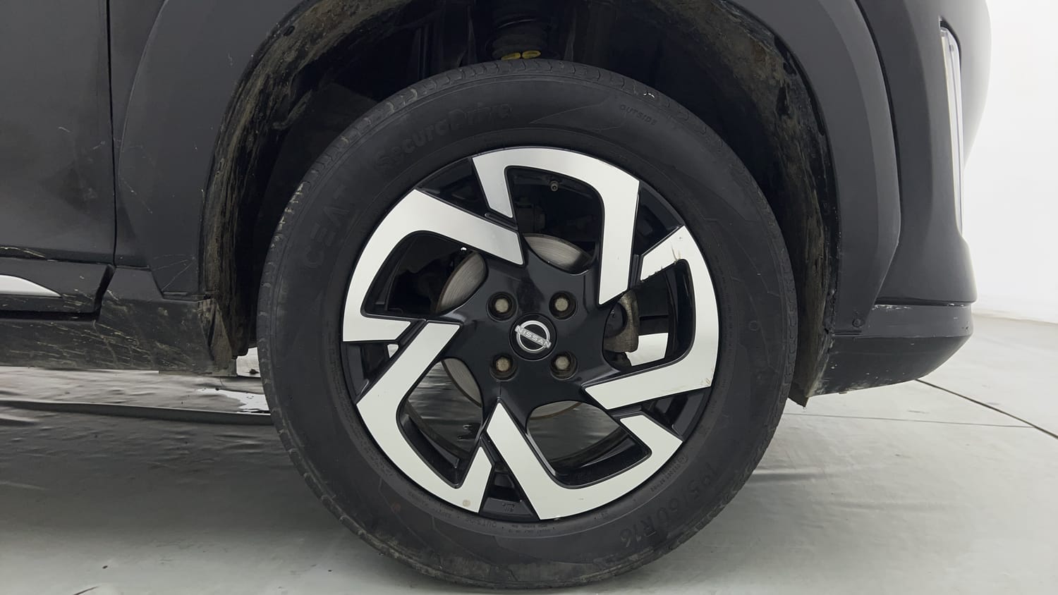 Used 2023 Nissan Magnite XV Petrol Manual tyres RIGHT FRONT TYRE RIM VIEW