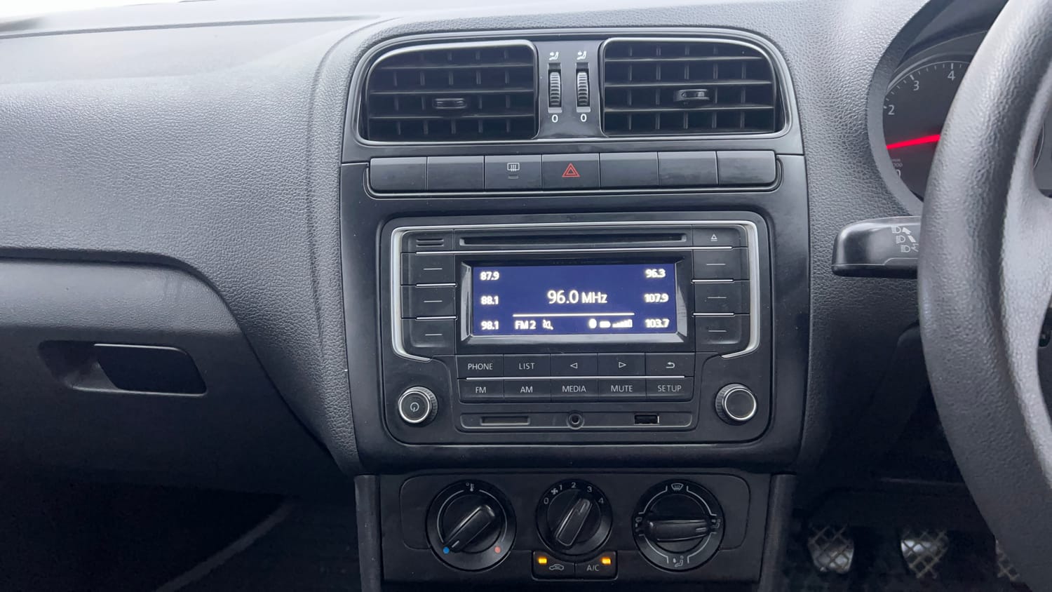 Used 2020 Volkswagen Polo Comfortline 1.0L (P) Petrol Manual interior MUSIC SYSTEM & AC CONTROL VIEW
