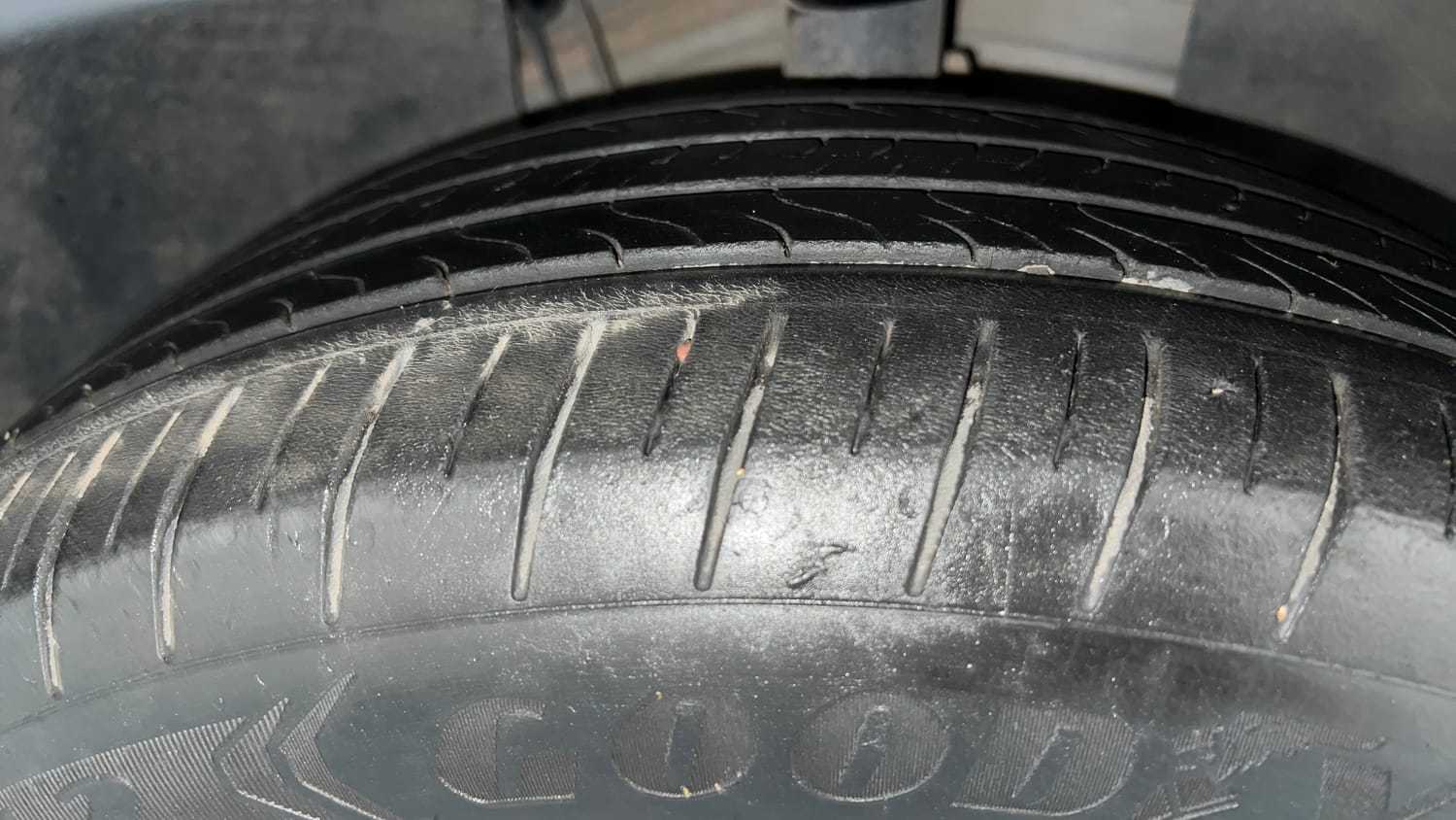 Used 2025 Volkswagen Taigun Topline 1.0 TSI AT Petrol Automatic tyres RIGHT FRONT TYRE TREAD VIEW