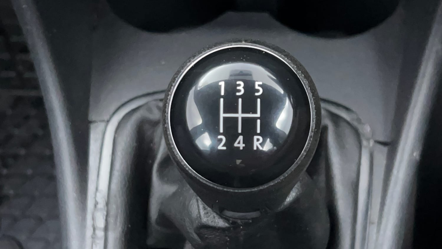 Used 2020 Volkswagen Polo Comfortline 1.0L (P) Petrol Manual interior GEAR  KNOB VIEW