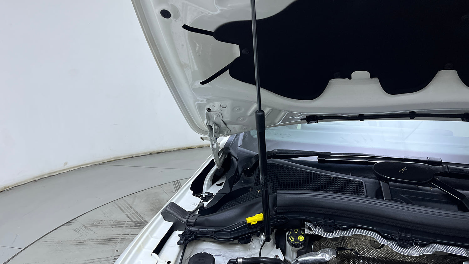 Used 2025 Mercedes-Benz GLA 220d 4MATIC Diesel Automatic engine ENGINE RIGHT SIDE HINGE & APRON VIEW