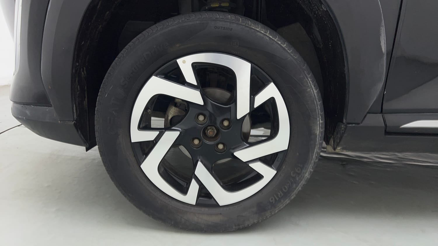 Used 2023 Nissan Magnite XV Petrol Manual tyres LEFT FRONT TYRE RIM VIEW