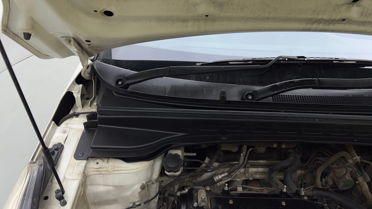 Used 2018 Hyundai Creta SX 1.6 AT Petrol Petrol Automatic engine ENGINE RIGHT SIDE HINGE & APRON VIEW